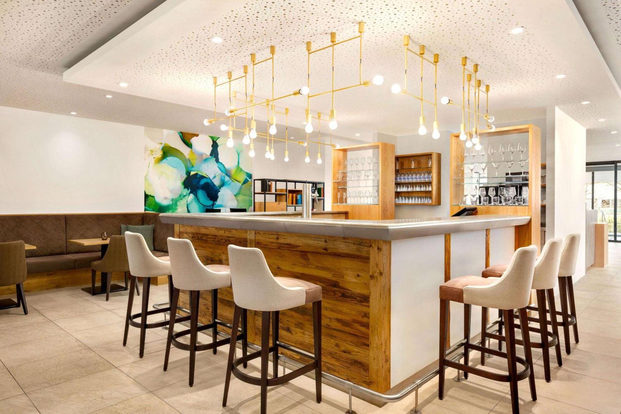 Wyndham Garden Munich Messe Otel Dış mekan fotoğraf The reception area of the hotel